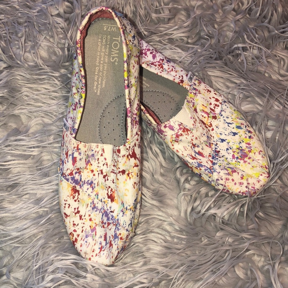 Toms‎